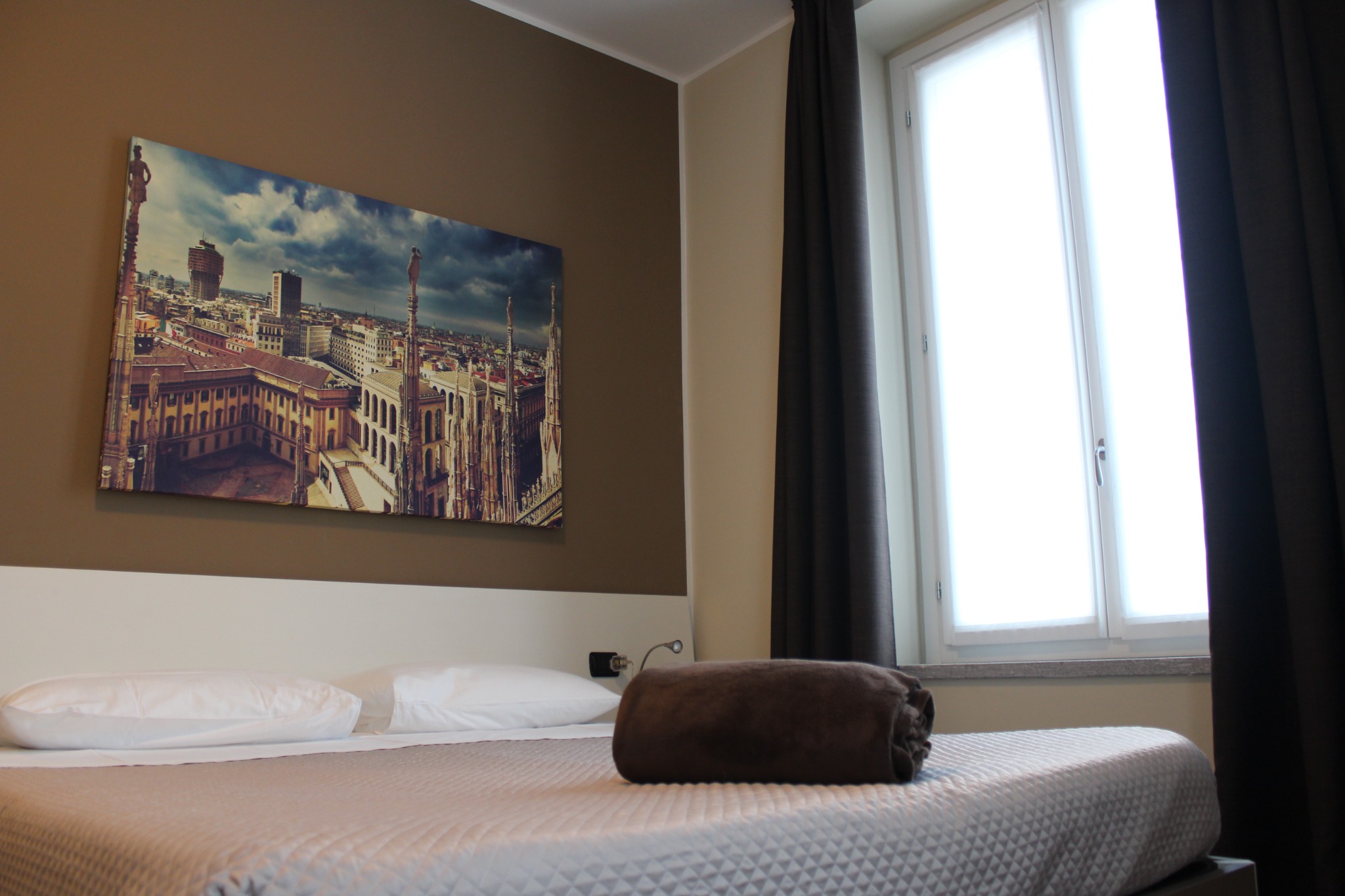 Camera della Guest House con fotografia del Duomo di Milano