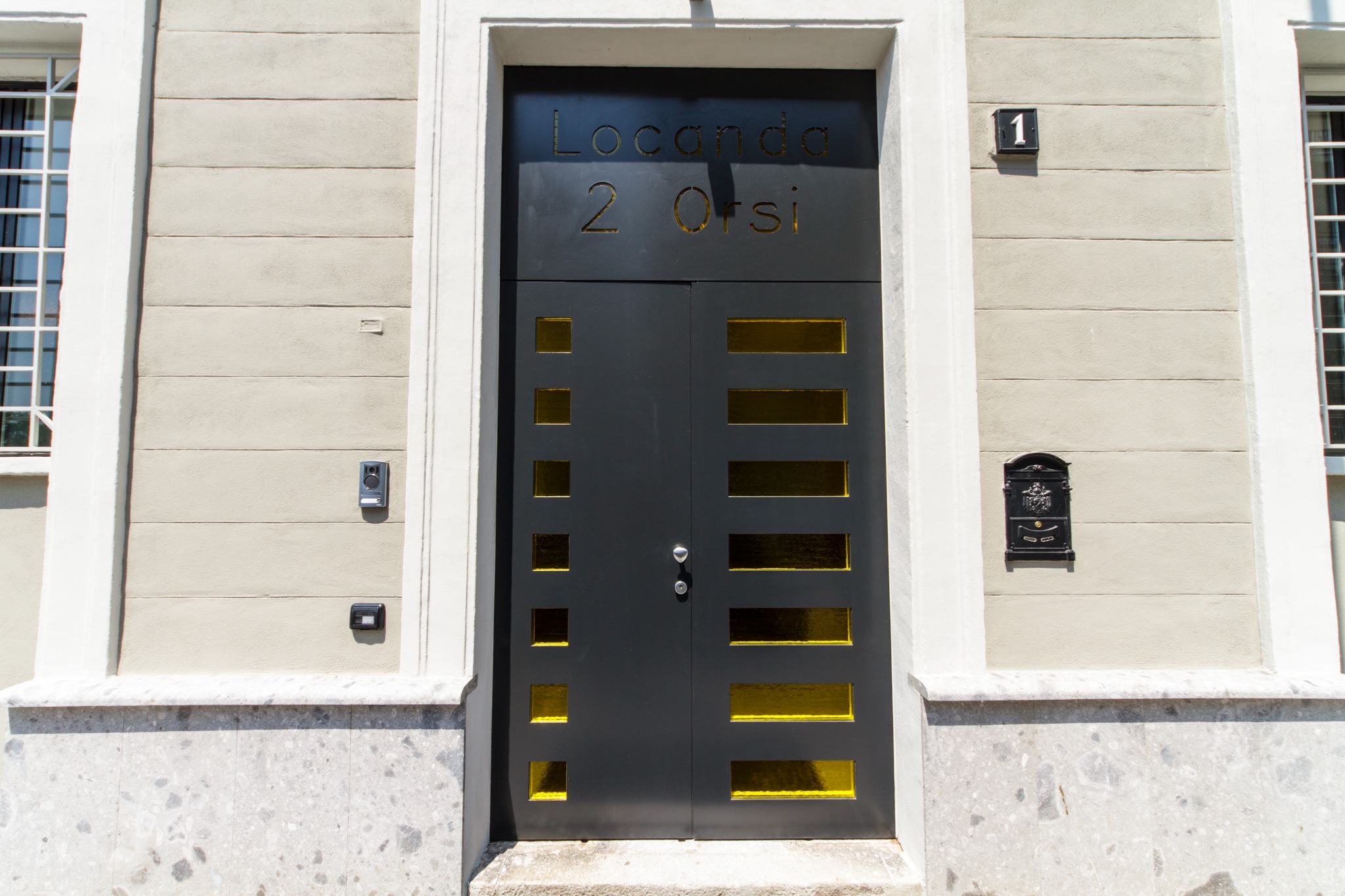Ingresso della Guest House Ai Due Orsi a Milano